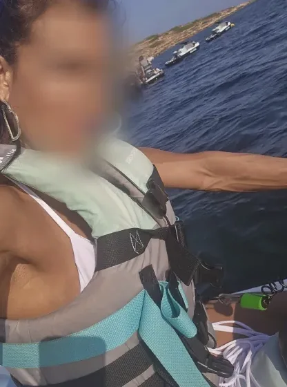 Manuela, 37