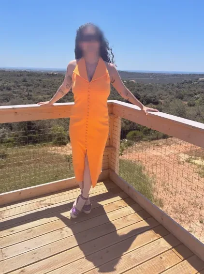 Manuela, 38